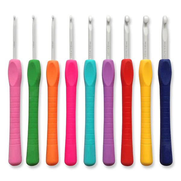 This set of 8 ergonomic Pony crochet hooks includes sizes 2mm to 6mm, with colorful ergonomic handles that make them comfortable to hold. The hooks are packaged in a clear plastic box, making them easy to find and store. Perfect for beginners and experienced crocheters alike!