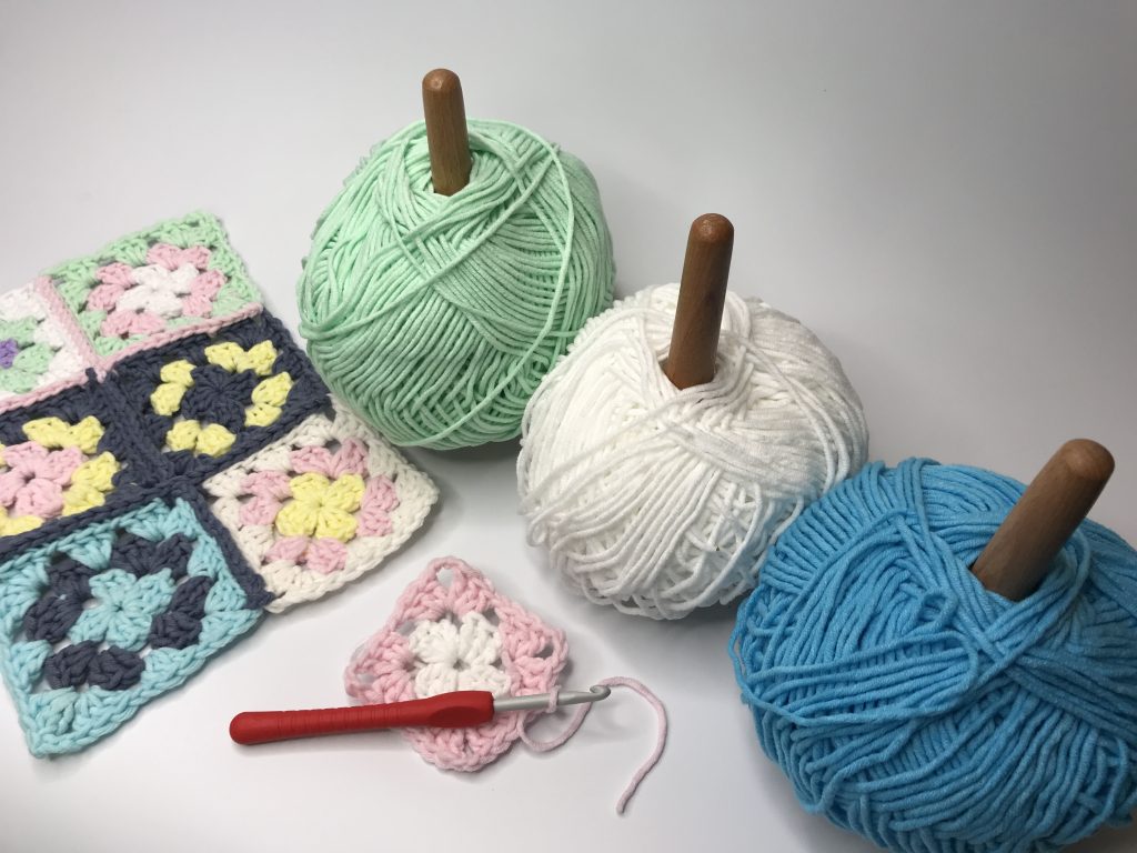 During the crochet beginner course you will learn how to crochet and join granny squares to make a wide range of amazing crochet projects, like blankets, bags and even hats.